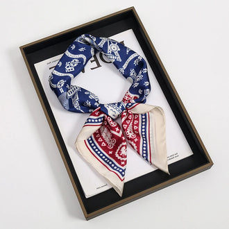 Foulard en Soie Bleu et Rouge Motifs Village