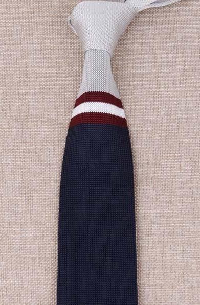 Cravate en Tricot Bleu Motif Bordeau & Blanc - Cravate Prestige
